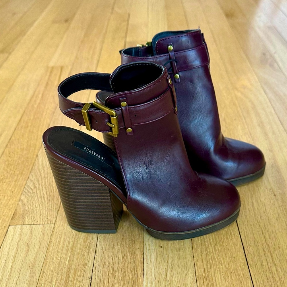 NWT women’s burgundy clog ankle booties